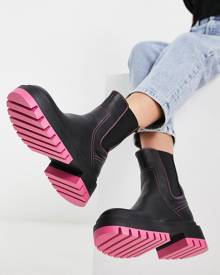 London Rebel chelsea boots in black with pink sole