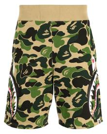 A BATHING APE® camouflage-print logo track shorts - Green