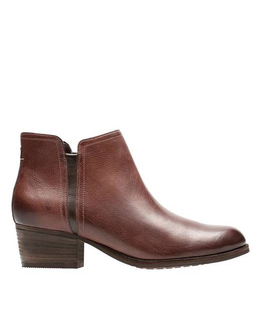 Clarks women's maypearl tulsa hotsell ankle bootie