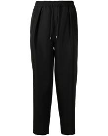 Yoshiokubo elasticated-waist tapered trousers - Black
