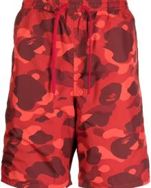 A BATHING APE® camouflage-pattern drawstring shorts - Red