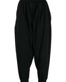 Yoshiokubo elasticated-waist tapered-leg trousers - Black